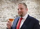 Prezident Liberlandu Vít Jedlička se sklenicí piva...