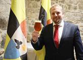 Prezident Liberlandu Vít Jedlička se sklenicí piva...