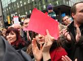 Dozvuky akcí proti Zemanovi: Prohrábli jsme internet a objevili spokojenost demonstrantů, nadávky i obrázek známého umělce