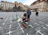 Oběti pandemie covidu dnes připomněly kostelní zvony, tisíce křížů a minuta ticha