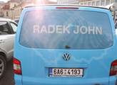 Pojízdná kancelář Radka Johna je již dlouho zaparkovaná na pražském Smíchově