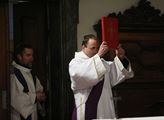 Kardinál Dominik Duka sloužil bohoslužbu za lidi b...