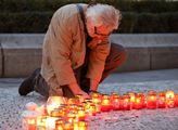 Zhruba dvě stovky lidí se sešly na výročí Havlova úmrtí na pochodu se srdcem na Hrad