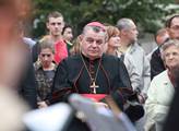 Políček kardinálu Dukovi za hysterii v rozhlase: Šklebí se národu, nejradši by za pravdu upaloval 
