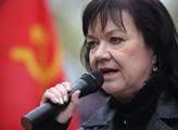 VIDEO „Stydím se za ty politické a lidské nuly!“ Komunistka Semelová udeřila od pomníku rudoarmějců. A toto následovalo