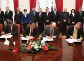 Zástupci ČSSD, ANO a KDU-ČSL podepsali koaliční sm...