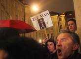 Nechceme ožralu! Praha není Kreml! skandoval rozohněný dav před Hradem