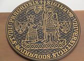 Univerzita Karlova zve na výstavu svých významných insignií