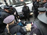 Demonstranty na Národní třídě zastavil "policejní" kordon ministrů