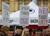 „Běž domů, Erdogane. Ne turecké agresi a fašišmu.“ Piráti v Praze uspořádali demonstraci proti Erdoganově útoku na Kurdy