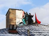Aktivisté zůstávají na střeše Kliniky. V noci jim prý musela být „ku*evská zima“