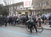 Exekuční vyklízení Kliniky na Žižkově bude dnes pokračovat. Aktivisté stále odmítají dům opustit