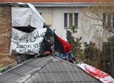 Aktivisté sestoupili ze střechy bývalé kliniky na Žižkově