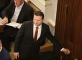 „Ty chodníky vlastní Praha“. Násilí ve Sněmovně: Vondráček odhalil hrozby