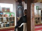Páteční modlitba v muslimském centru Alfirdaus v P...