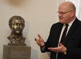 Ministr kultury Daniel Herman a busta Karla Kryla