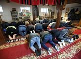 Páteční modlitba v muslimském centru Alfirdaus v P...