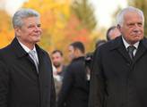 Německý prezident se chce se ctí vyrovnat s minulostí, chválí Fischer