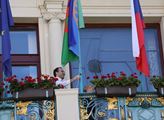 Bojíte se „cikánské“ vlajky? Jednu dnes na radnici vyvěsila Třeštíková, druhou Novotný. Máme i FOTO