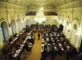 Špičky Sněmovny a Senátu se dohodly na přijetí stykového zákona 