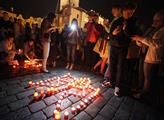 V rámci Pražského Majdanu účastníci zapalovali sví...