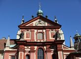 Barokní průčelí baziliky sv. Jiří na Pražském hrad...