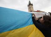 Západ jenom slibuje, Ukrajinu už prý dávno hodil přes palubu. Americký profesor předkládá důkazy