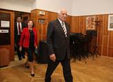 Václav Klaus přichází do volební místnosti v dopro...