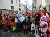 „Při sexuálním napadení utíkejte a křičte!“. „Penis“ mezi lidmi. Policejní zákrok. A tradiční alegorické vozy a masky... To byl rizikový karneval v německém Kolíně