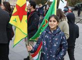 Demonstrace proti turecké agresi vůči Kurdům v Sýr...