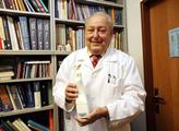 Po pořadu ČT vystupuje profesor Pavel Klener: Vykadit rakovinu? Léčitelka léčí pitím moči. Jako lék prodávali ředěné Savo. Pozor na psychopaty