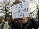 „Stop USA okupaci v Sýrii!“ Na demonstraci proti turecké agresi se objevil nečekaný host, co nemá rád ČT