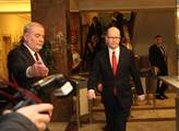 Premiér Bohuslav Sobotka kráčí na tiskovou konfere...