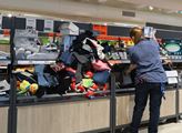 Nepříjemné překvapení v obchodech: Lidé si chtěli koupit zápalky či zimní obuv, nepochodili