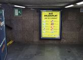 Informační plakát o bezpečnosti ve vestibulu metra
