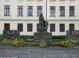 Benešov: Památník obětem 1. a 2. světové války je opraven