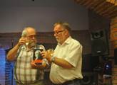 Komentátor Jan Schneider (vlevo) oslavil vydání sv...