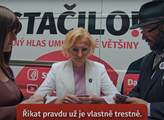 „Fialoblé.“ Hnutí STAČILO! vytáhlo do boje karetní hru, která trefuje do živého