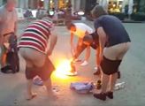 VIDEO Ať žije Zemáááááán! Opilí občané se svlékali na náměstí a pálili trenky