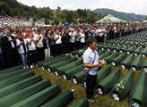 Srbský premiér se přijel poklonit do Srebrenice. Zasypali ho kamením a botami