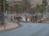 VIDEO Masový průnik na území EU. Šest set migrantů se v Maroku dostalo přes bariéru. Na policisty útočili výkaly a nehašeným vápnem
