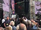 VIDEO Podívejte, jak ti rádoby demokratičtí sluníčkáři pískají... Okamura mluvil na Václaváku, v postranních ulicích dělali odpůrci bordel