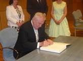 Prezident Zeman se podepisuje do pamětní knihy Lib...