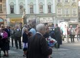 Pamětníci přišli na náměstí s kytičkami