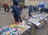 Prodej literatury na náměstí v Plzni při demonstra...