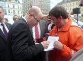 Premiér Bohuslav Sobotka se podepisoval zájemcům n...