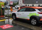 Prachatice a Třeboň. Kaufland spouští s ČEZ své první rychlodobíjecí stanice pro elektromobily na jihu Čech