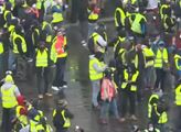 A je jasno, kdo v Paříži během protestů demoluje výlohy a auta. Redaktor ČT Szántó a analytik Máca slyšeli mezi radikály ruštinu
