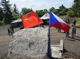 VIDEO „Dole na vás čeká smrt.“ Sovětská vlajka u zakázaného území, ruské diplomy a šrumec „maskáčů“ na Karlovarsku