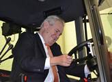 Prezident Miloš Zeman pózoval fotografům za volant...